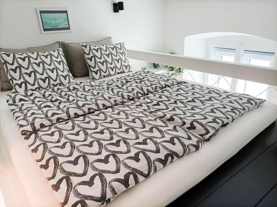 Loft Bed Studio with FREE Parking photo 2