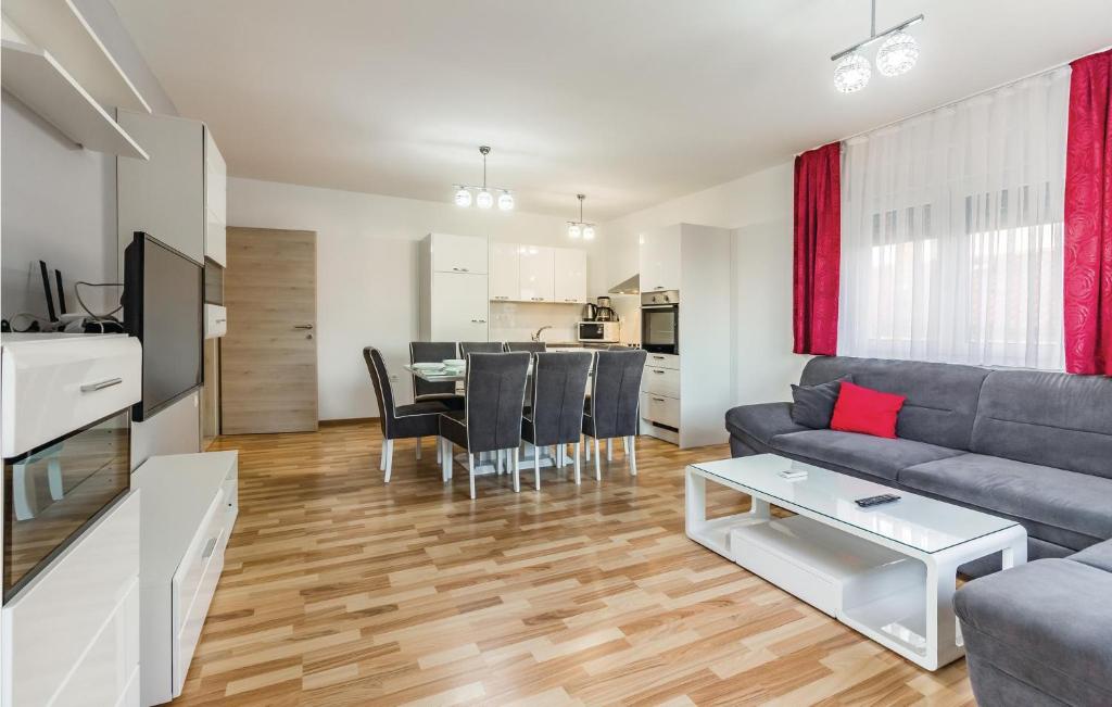 Three-Bedroom Apartment In Medulin — photo 1