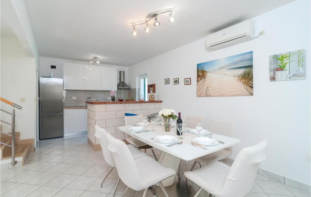 Three-Bedroom Holiday Home In Sutivan photo 3