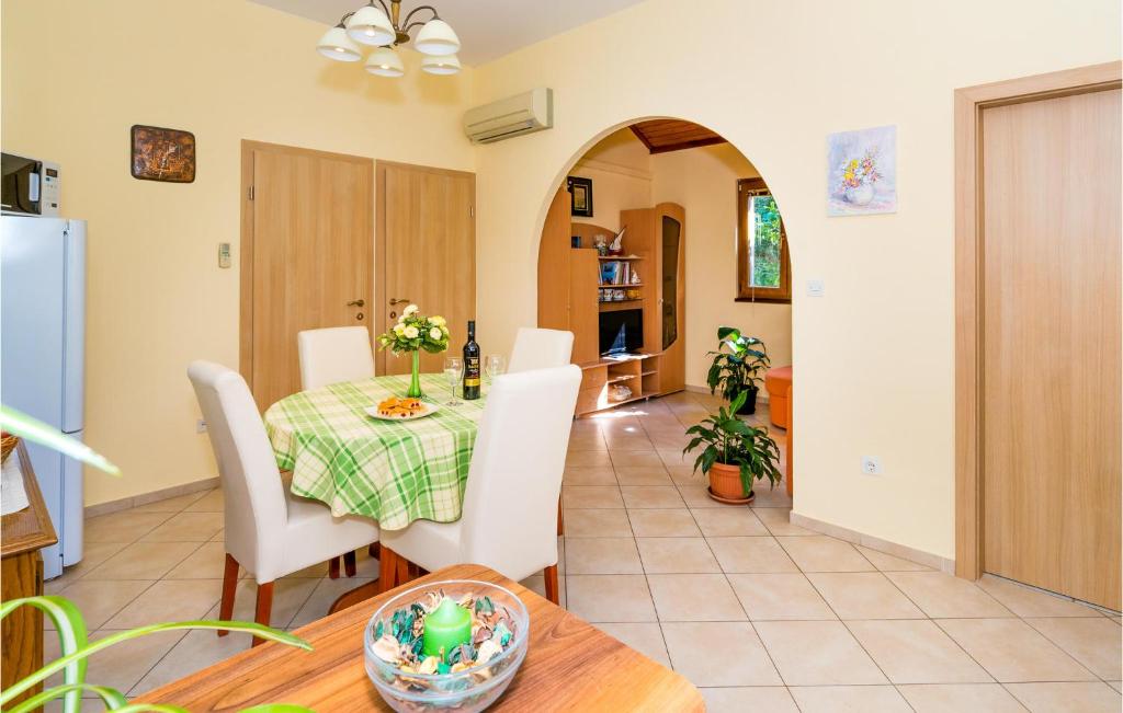Two-Bedroom Apartment In Necujam photo 3