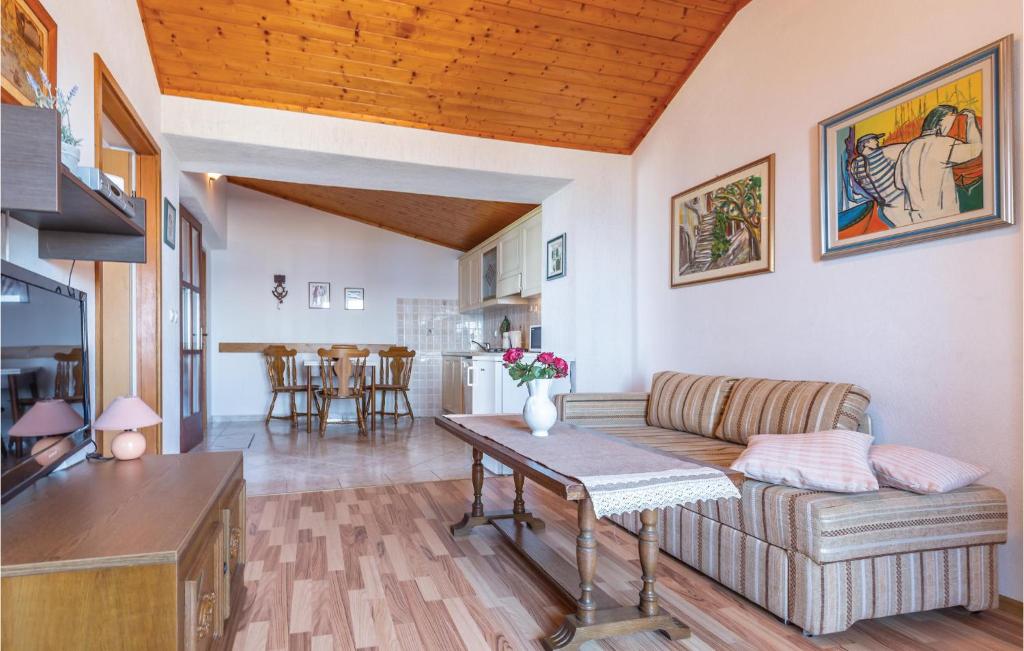 Two-Bedroom Holiday Home In Tucepi photo 3
