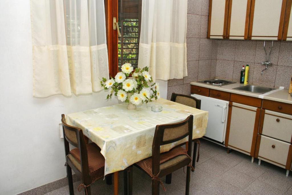 Apartments and rooms by the sea Sumartin photo 2