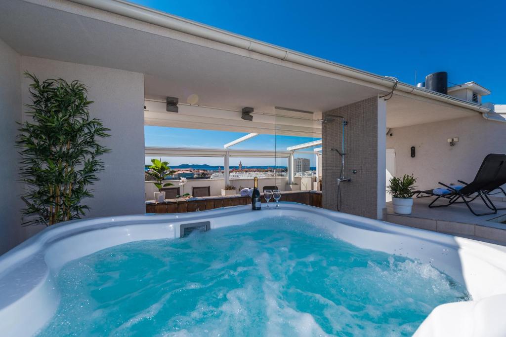 Penthouse with roof terrace with jacuzzi photo 3