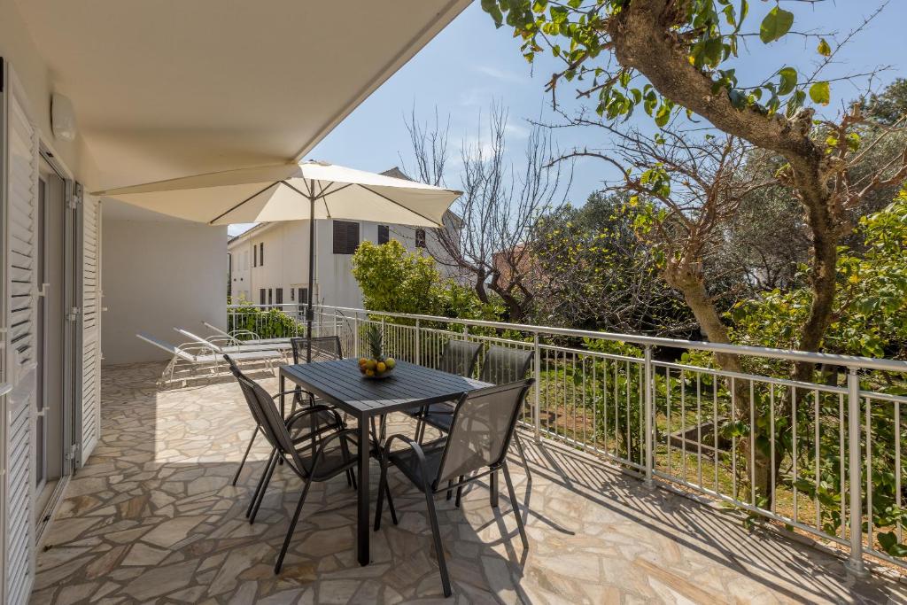 Seaside Sanctuary - Modern 3 Bedroom and 3 Bathroom Apartment 60m from Beach photo 2