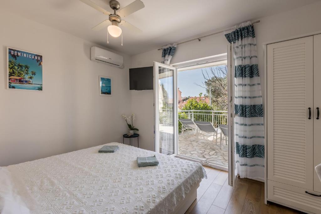 Seaside Sanctuary - Modern 3 Bedroom and 3 Bathroom Apartment 60m from Beach photo 3