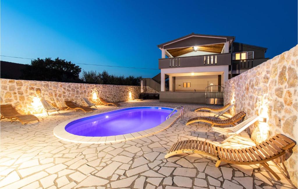 Beautiful Home In Podlug With Private Swimming Pool — photo 1