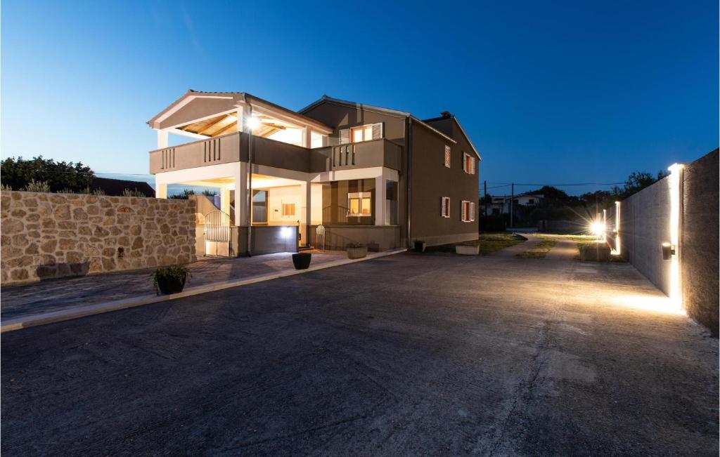 Beautiful Home In Podlug With Private Swimming Pool photo 3