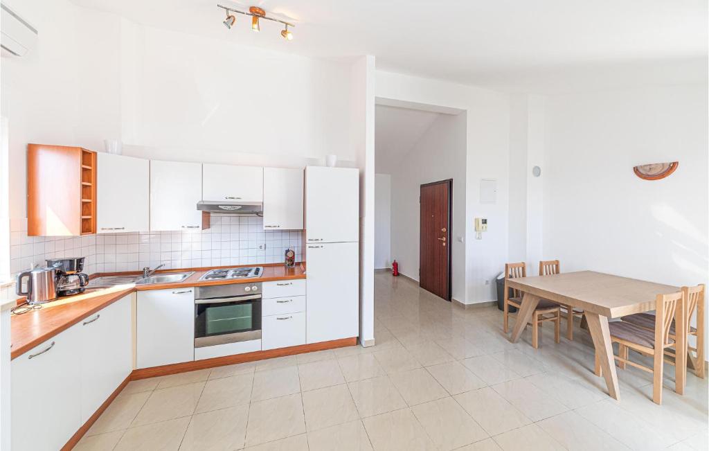 Cozy Apartment In Makarska With Wifi photo 3