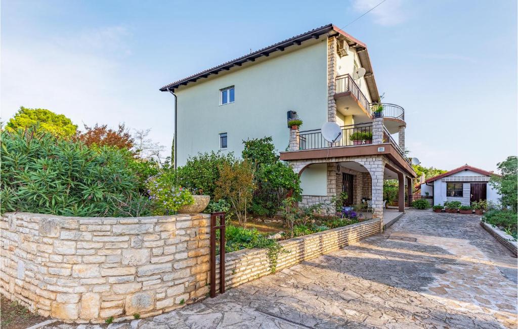 2 Bedroom Lovely Apartment In Premantura — photo 1