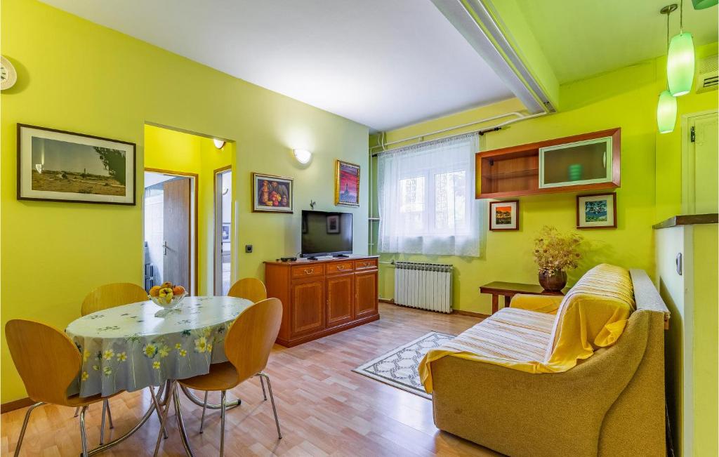 2 Bedroom Lovely Apartment In Premantura photo 3