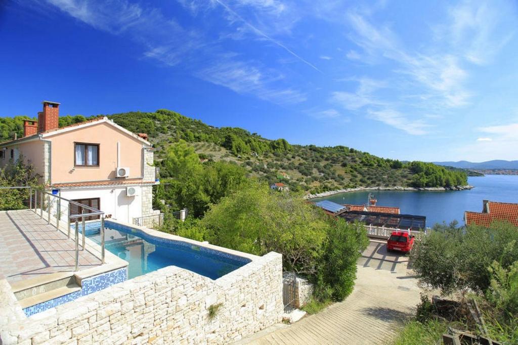 Seaside family friendly house with a swimming pool Cove Mikulina Luka — photo 1