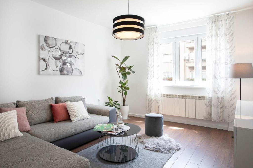 Sunny 2BDR Apartment with Balcony — photo 1