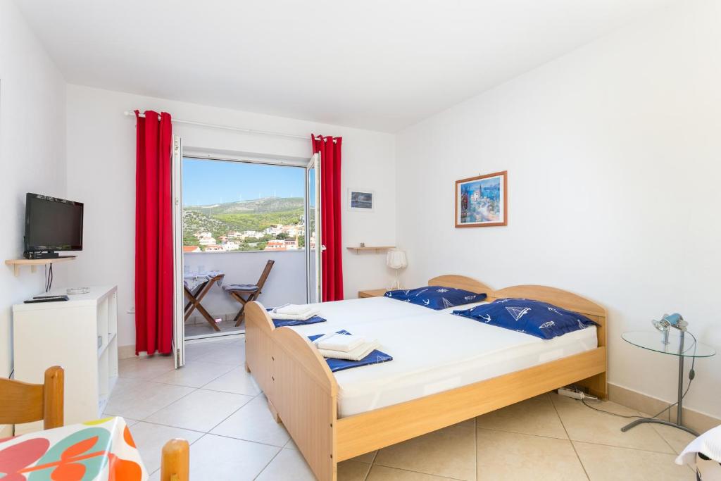 Family-friendly apartments with swimming pool Seget Vranjica photo 2
