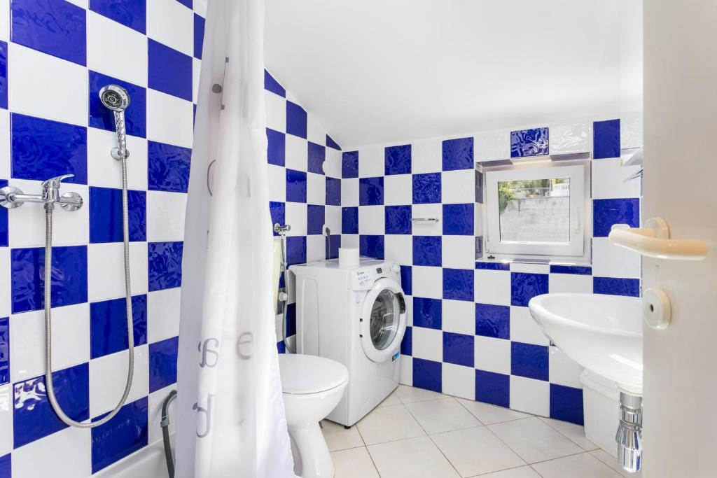 Family-friendly apartments with swimming pool Seget Vranjica photo 3
