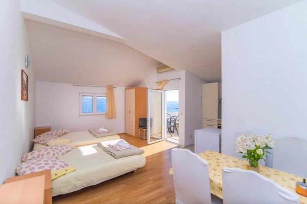 Studio Apartment in Dugi Rat with Sea View photo 2