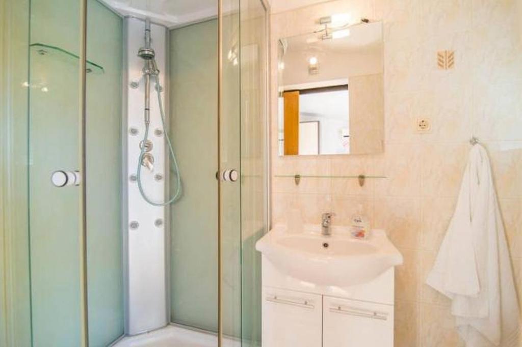 Studio Apartment in Dugi Rat with Sea View photo 3