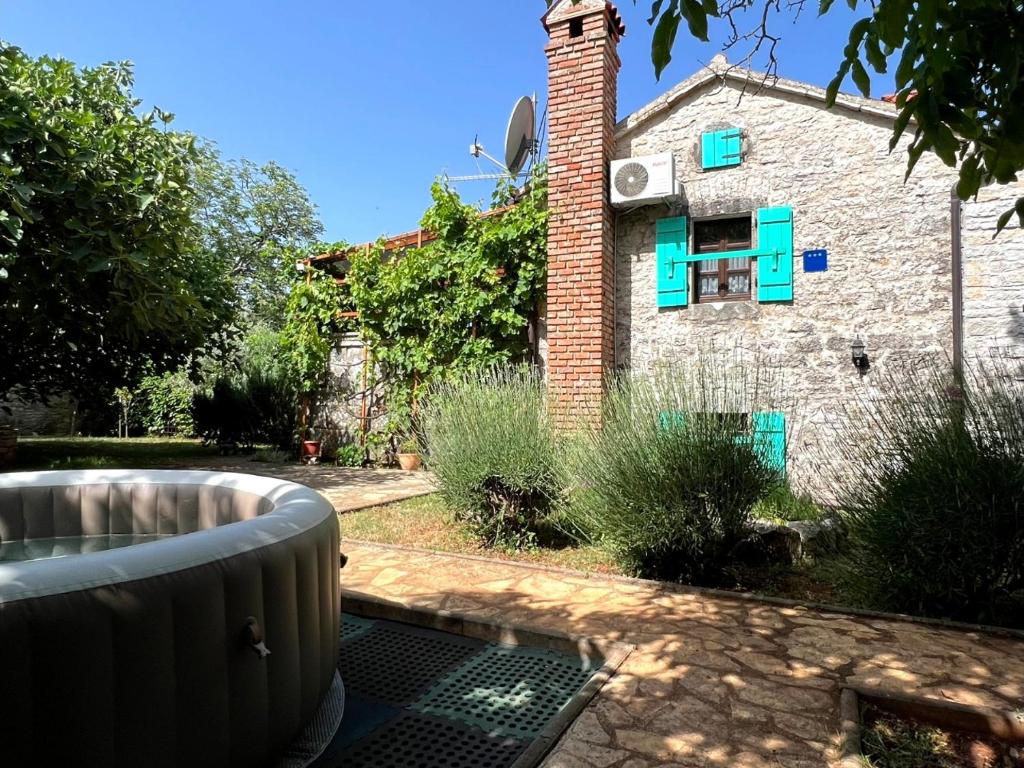 Stonehouse Zena with outdoor Kitchen and Garden — photo 1