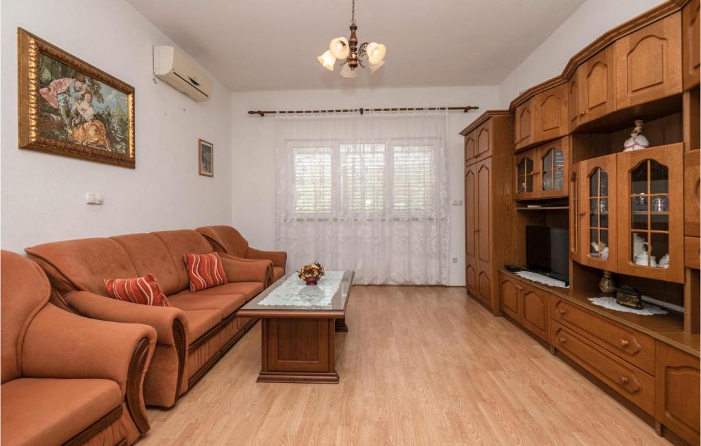 Three-Bedroom Apartment In Makarska photo 2