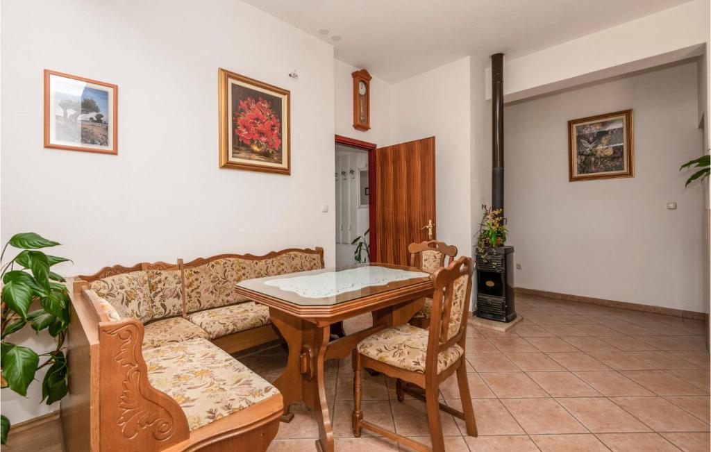 Three-Bedroom Apartment In Makarska photo 3