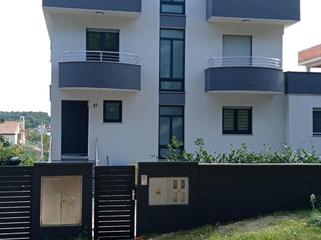 Studio apartment with pool photo 3