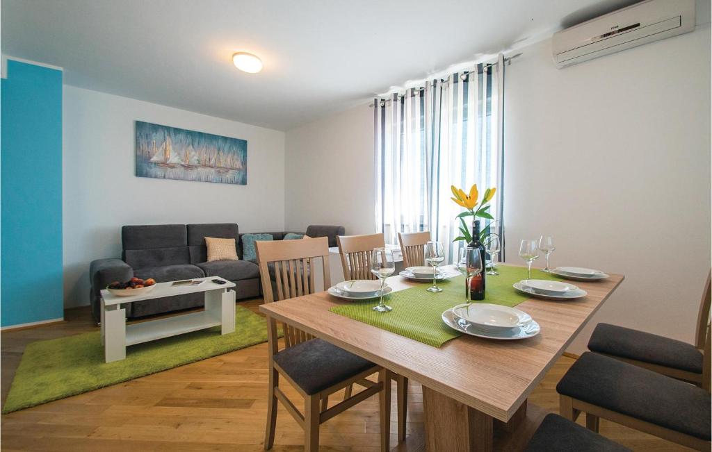 2 Bedroom Awesome Apartment In Labin photo 3