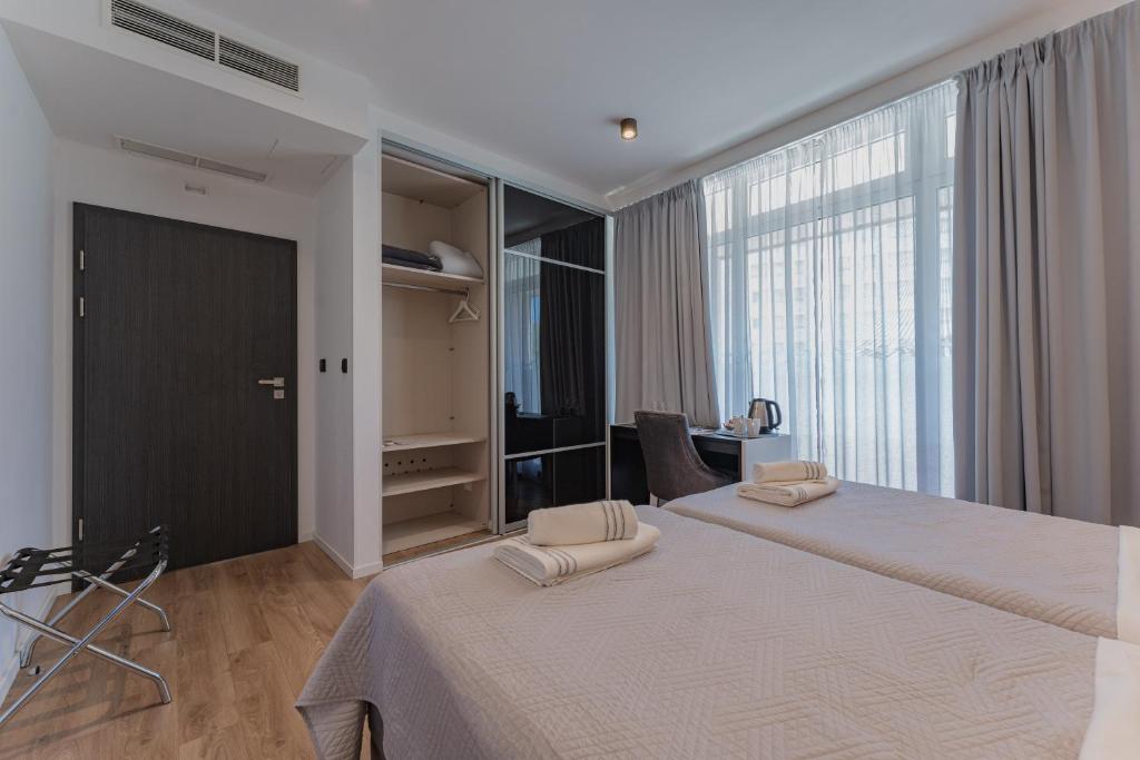 Sky & Sun Luxury Rooms with private parking in the garage photo 2