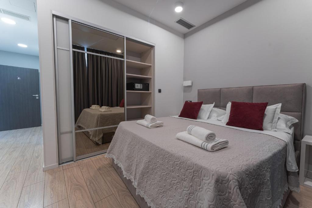 Sky & Sun Luxury Rooms with private parking in the garage photo 3