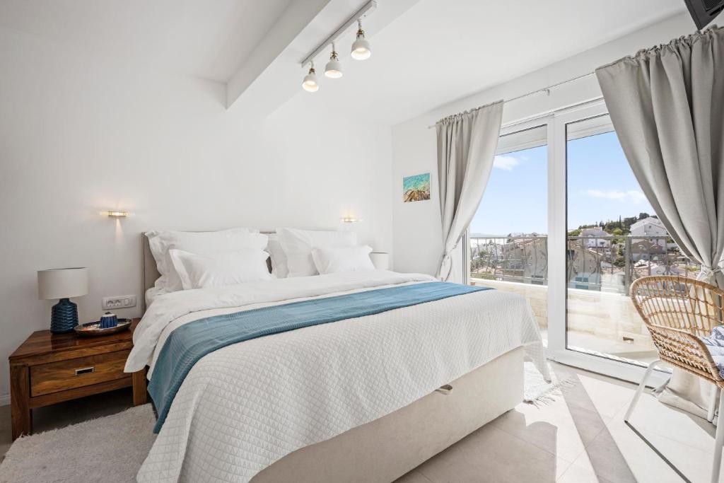 Stunning seaview retreat with terrace photo 2