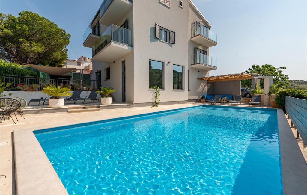 Seven-Bedroom Holiday Home In Zaboric photo 2