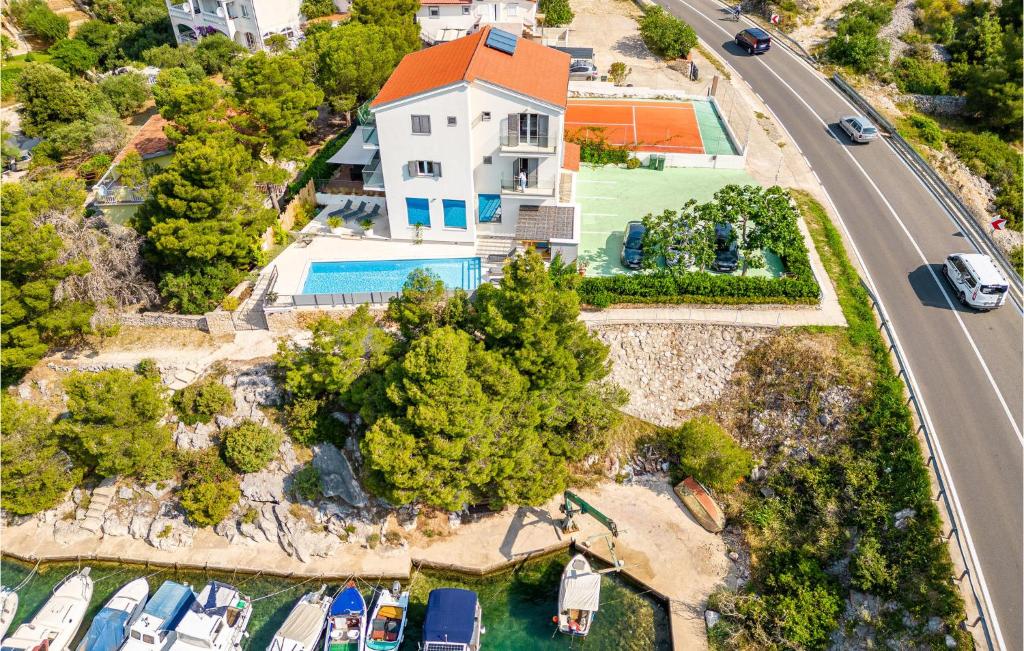 Seven-Bedroom Holiday Home In Zaboric photo 3