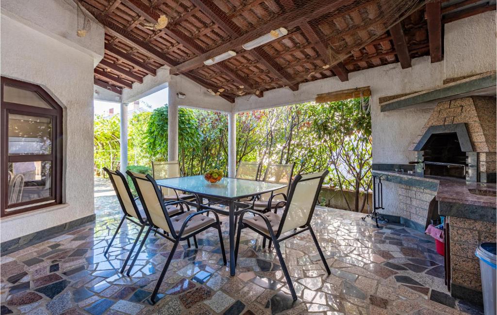 2 Bedroom Lovely Apartment In Zidarici photo 3