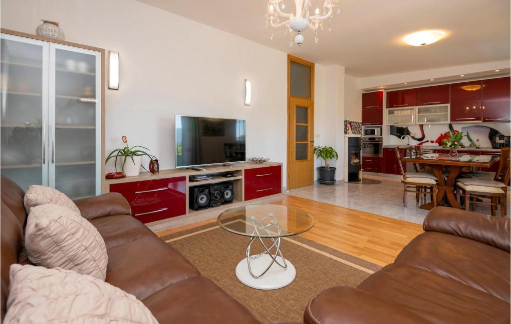 Three-Bedroom Apartment In Kresevo photo 3