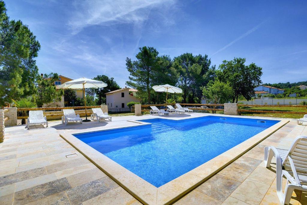 Schöne Ferienwohnung nur 500 Meter bis zum Kieselstrand mit großem Pool — photo 1