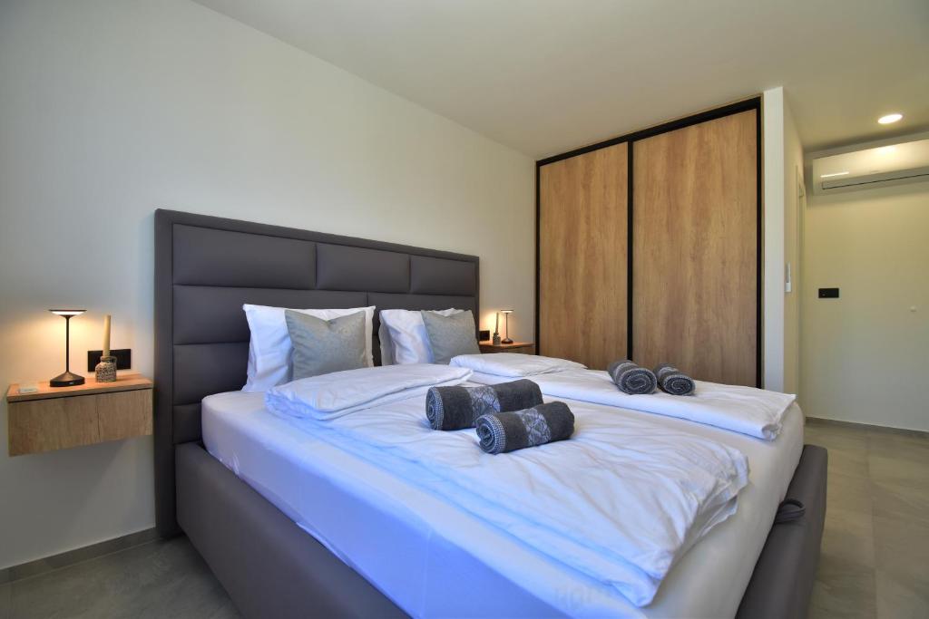 Spectacular villa X with heated pool overlooking Split and sea photo 2