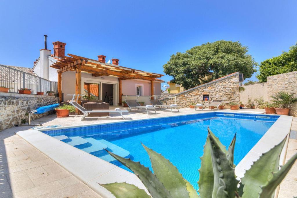 Traumhafte Villa nur 300 Meter zum Strand mit beheiztem Pool — photo 1