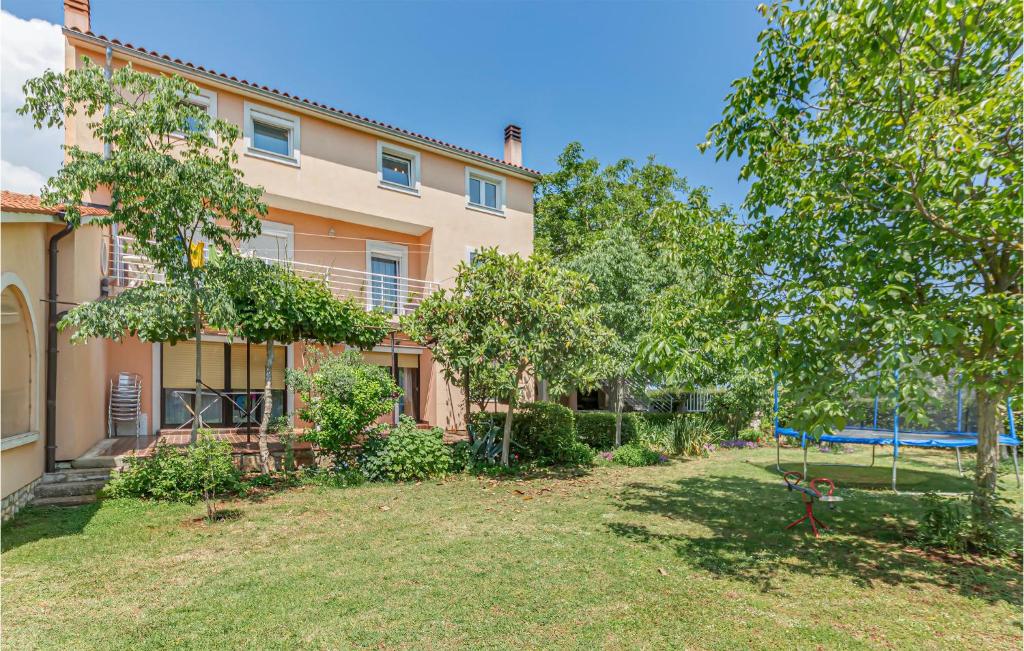 3 Bedroom Gorgeous Apartment In Muntic photo 2