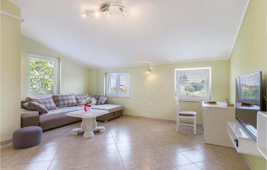 3 Bedroom Gorgeous Apartment In Muntic photo 3