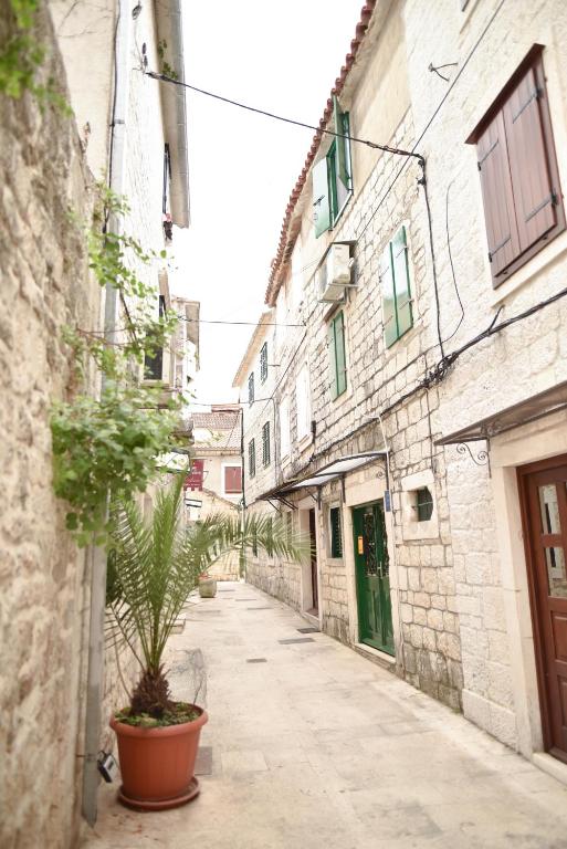 Luka's amber rooms in the center of Trogir — photo 1