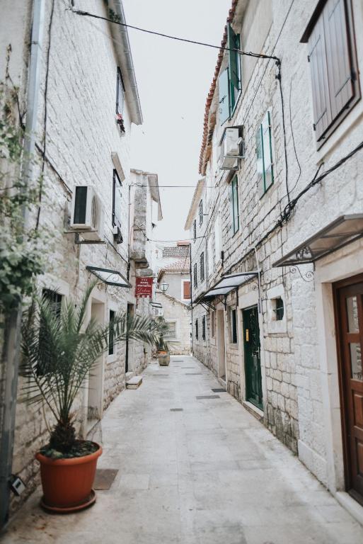 Luka's amber rooms in the center of Trogir photo 2