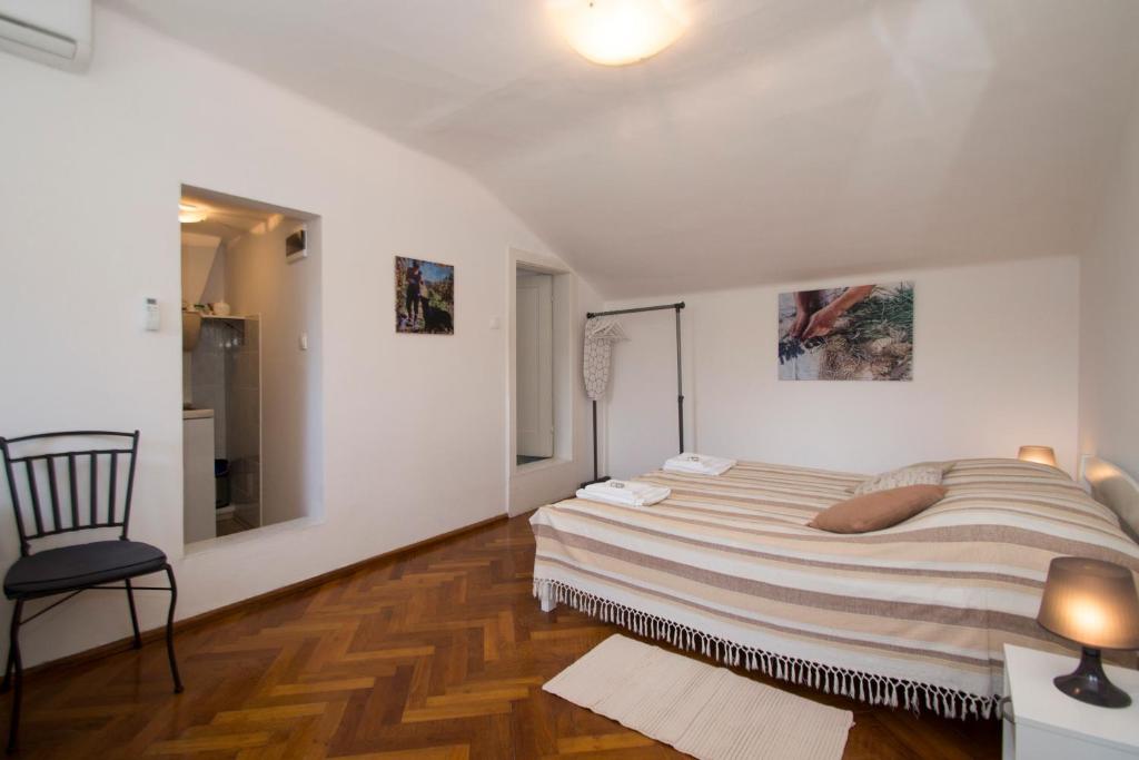 White House Apartments photo 2