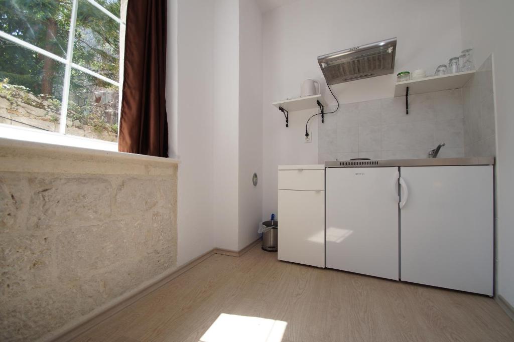 White House Apartments photo 3