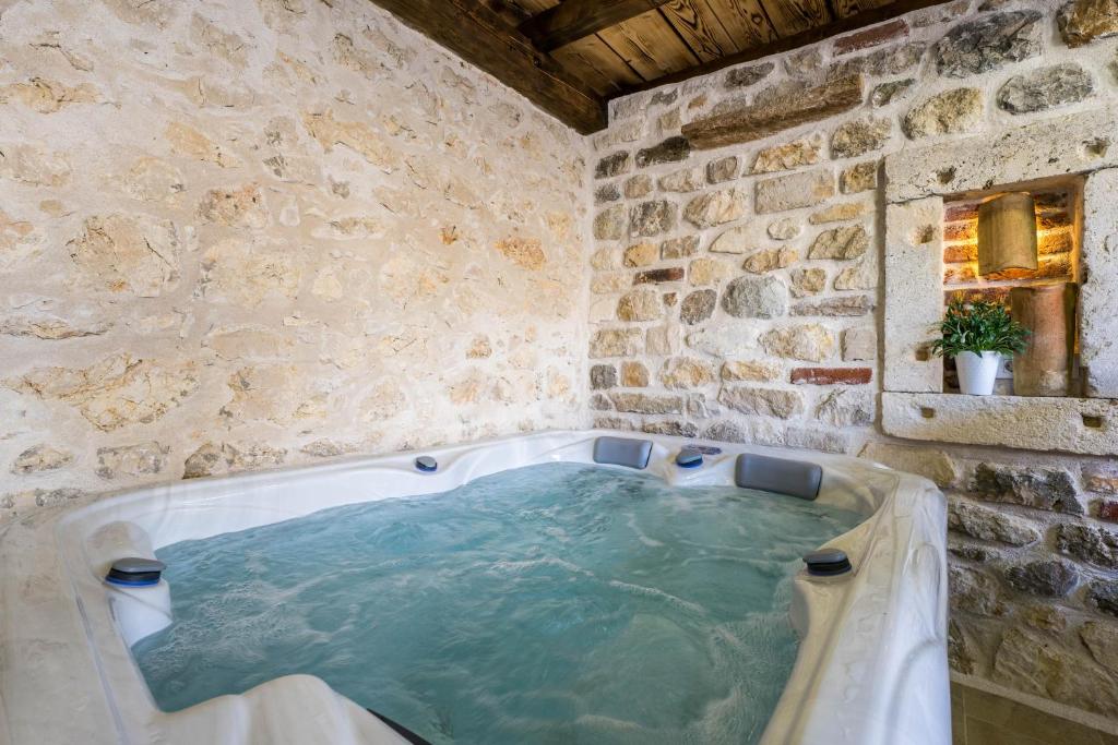 Roman style stone Villa Lux Solis photo 3