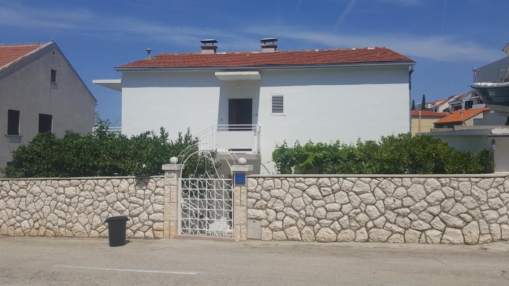 Apartments and rooms with parking space Hvar - 15378 — photo 1