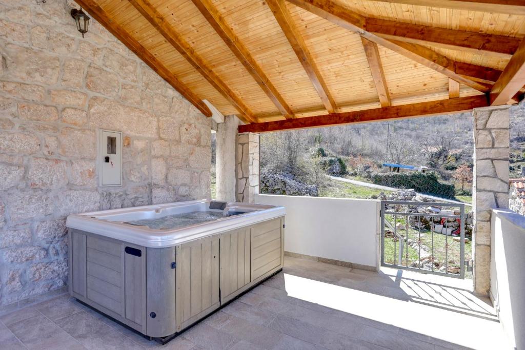 Rustic Stone House Bajeli with Jacuzzi photo 3