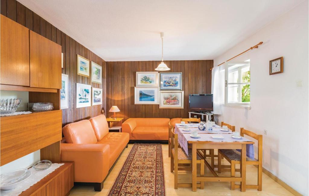 3 Bedroom Cozy Apartment In Makarska photo 2