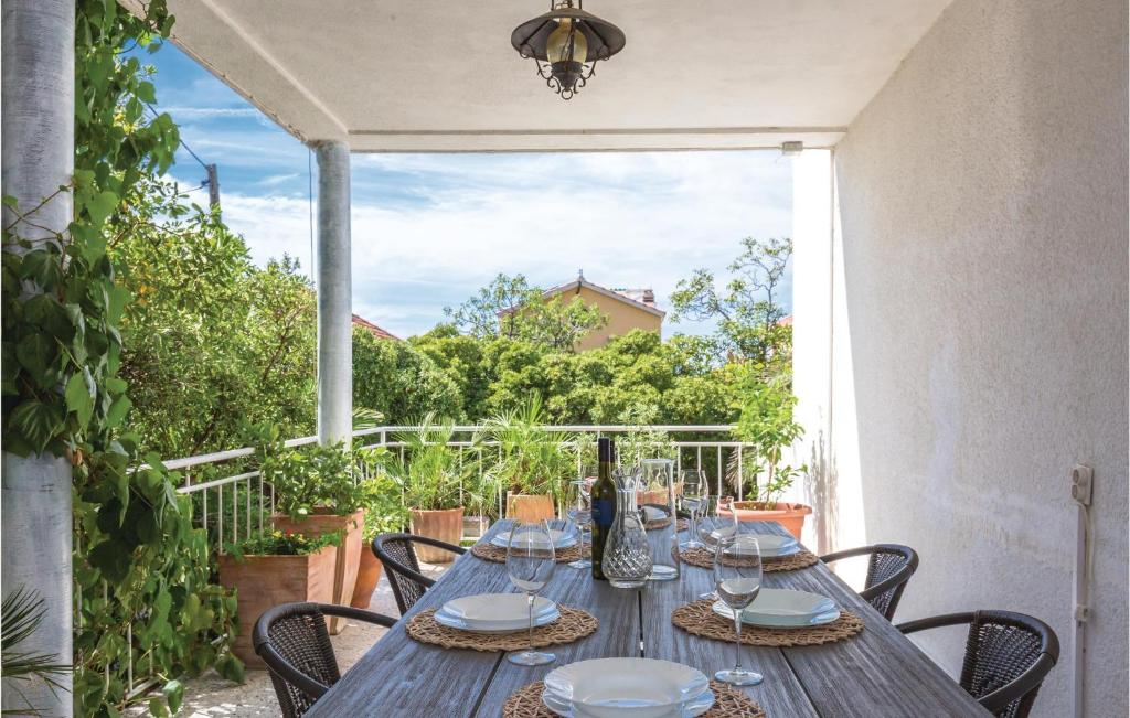 3 Bedroom Cozy Apartment In Makarska photo 3