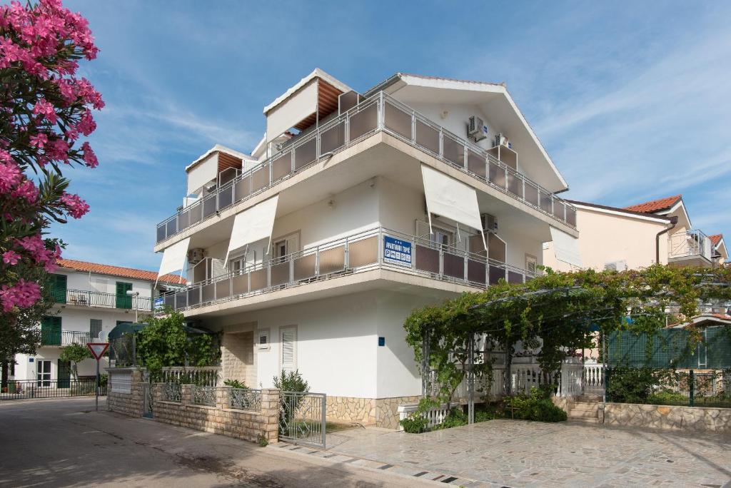 Topic Apartments — photo 1