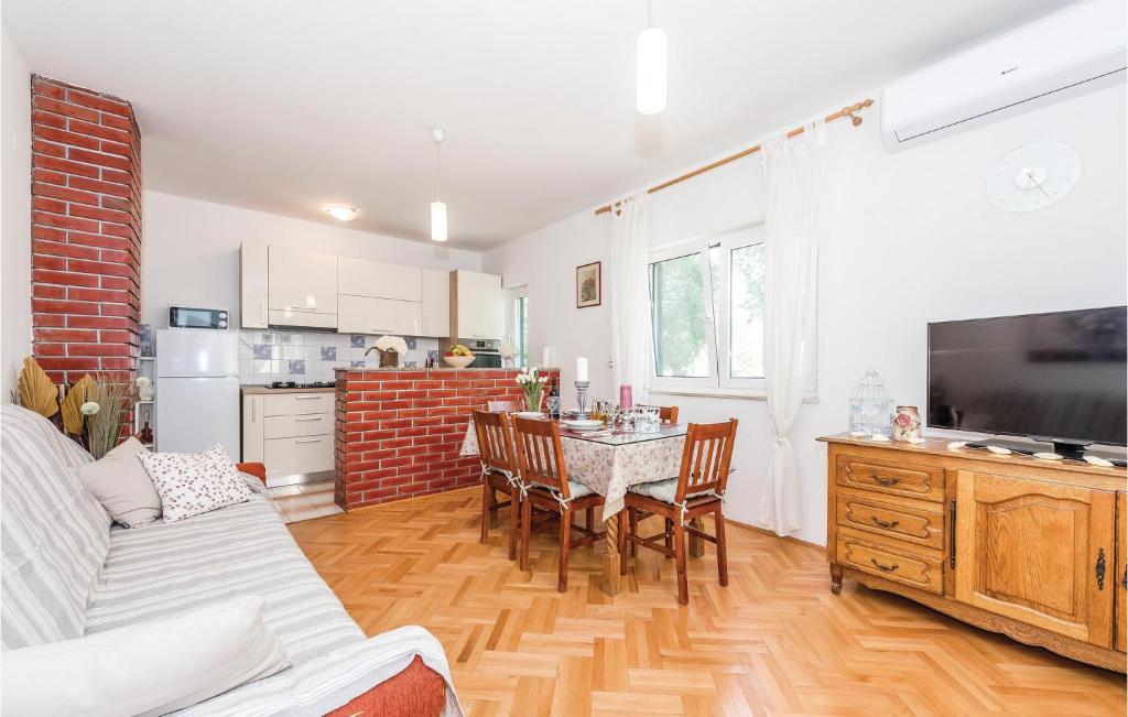 Awesome Home In Unesic photo 3