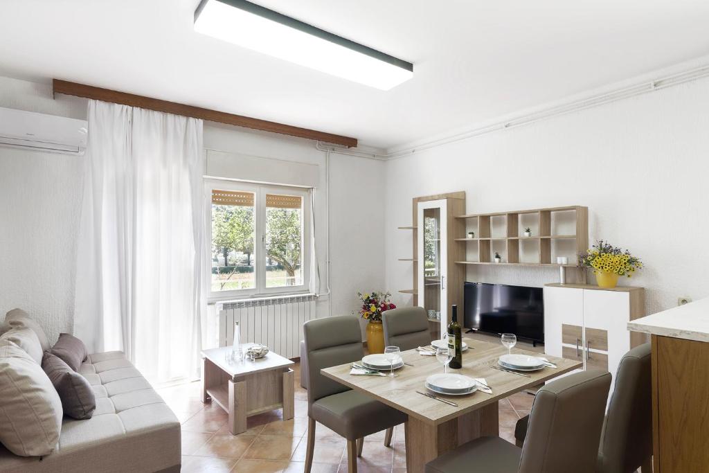Spacious and cozy apartment with garden near Pula — photo 1