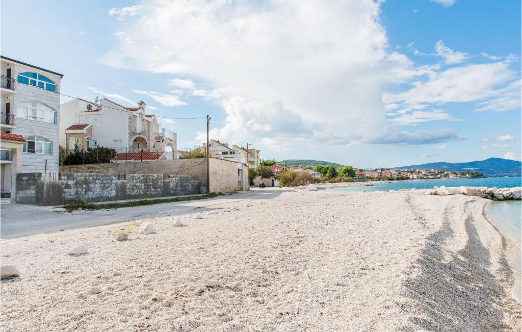 1 Bedroom Cozy Apartment In Slatine photo 3